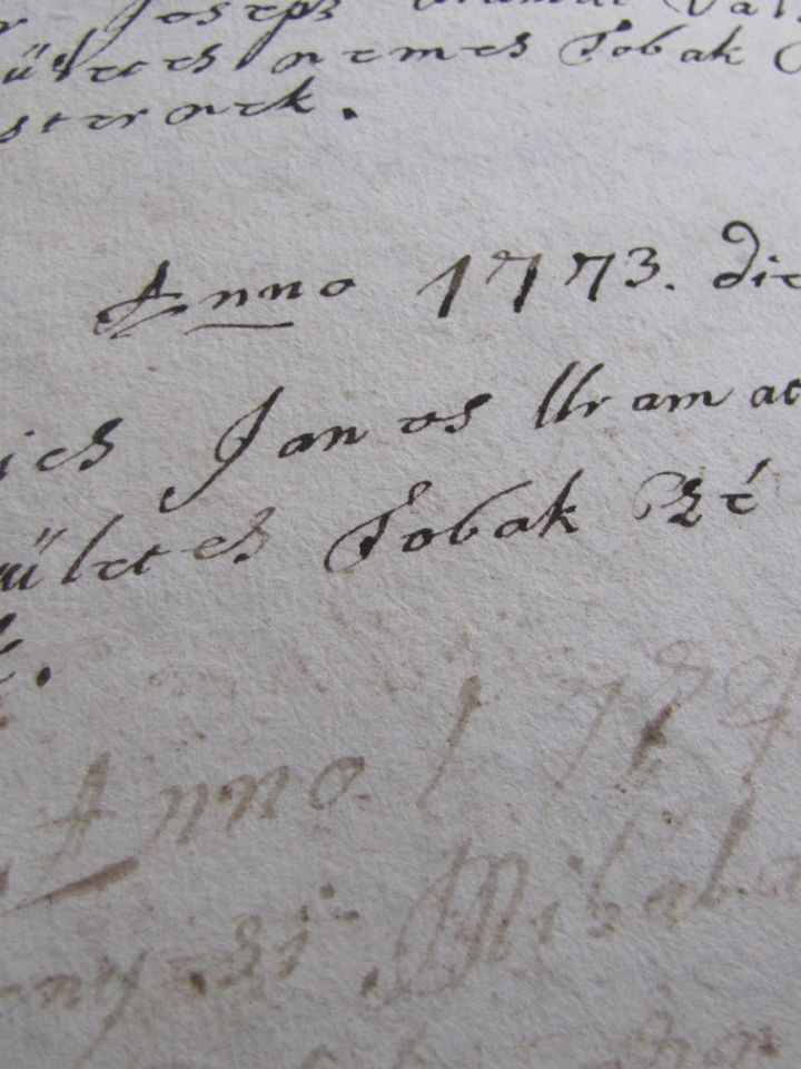 A Laczkó Dezső Múzeum gazdag iratanyagot őriz a helyi tobakosok múltjából. A képen egy tobakos jegyzőkönyvi részlet látható, 1773-ból. LDM-AD-70.1323.1.