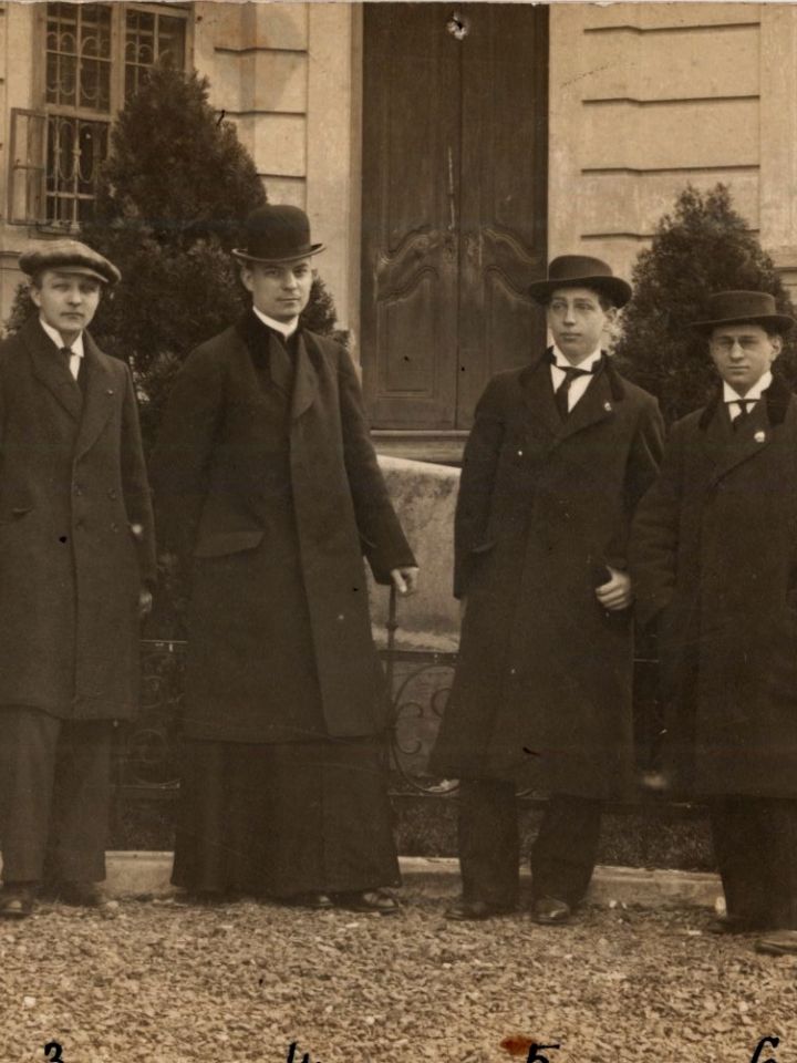 Besorozott veszprémi piarista diákok és osztályfőnökük, 1915. márc. 23. (LDM-–Történeti Fénykép-gyűjtemény 69.2739. ltsz.)  