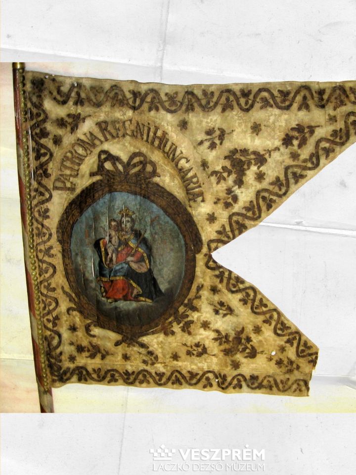 Veszprém vármegye zászlajának másik oldala Magyarország védasszonyával, 1778 (Laczkó Dezső Múzeum – Iparművészeti Gyűjtemény ltsz. 56.10.1.)