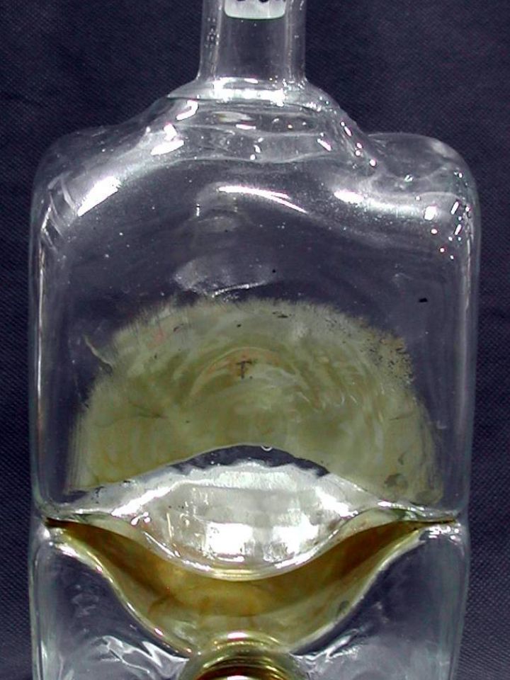 Ü.2002.3.1. Pincetok kehellyel, 2002, formába fújt hutaüveg, M:29cm, SZ:13,5cm