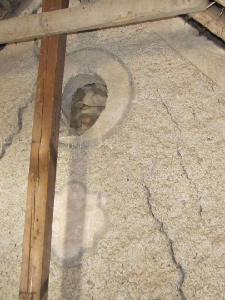 Érdekes időutazásban lehet részünk, ha meglátogatjuk a balatonudvari Les-hegyen található „Fürtös-pincét”, ugyanis padlásán egy, az épület 1820-as évekbeli átépítését (az épület elé toldottak egy szoba helyiséget) megelőző oromfalat láthatunk. 