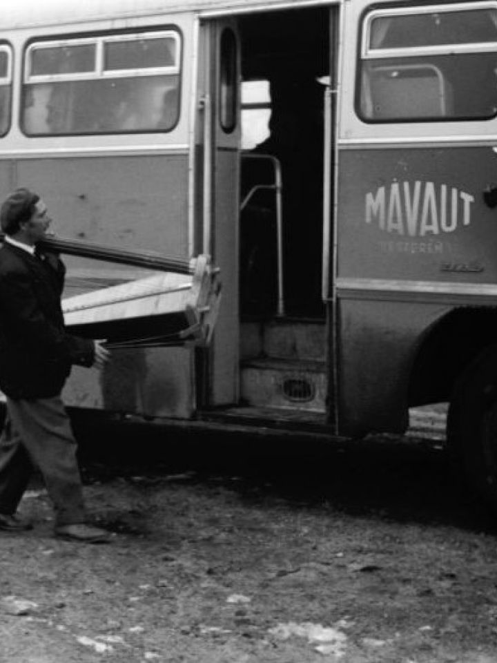 Az „Ezüsthárfa” nevet a hangszerek ezüst gombjai után adta magának az együttes. Fellépésre indulva. Forrásértékű fényképek, 22784. Vajkai Aurél felvétele 1964-ből.