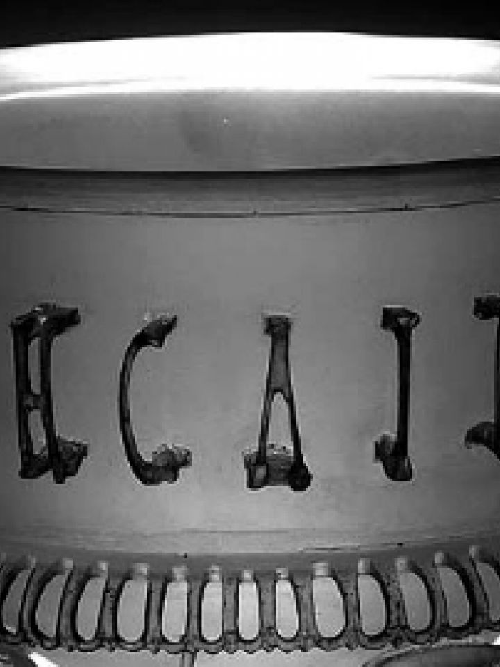 egy Budapesten őrzött, római kori (2-4. sz.), rejtélyes, dupla falú üvegedény (vas diatretum) hiteles másolata