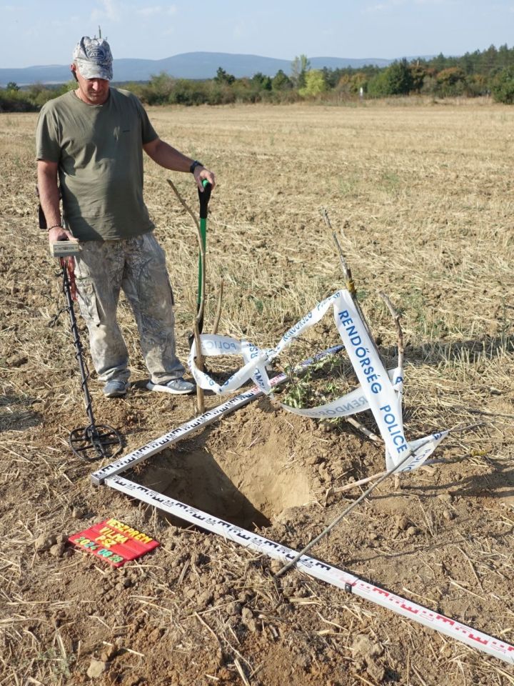 Krámli Zoltán a Laczkó Dezső Múzeum közösségi régészeti programjának fémkeresős önkéntese az 1928 M DP golyószóró tányérdobtárának lelőhelyén