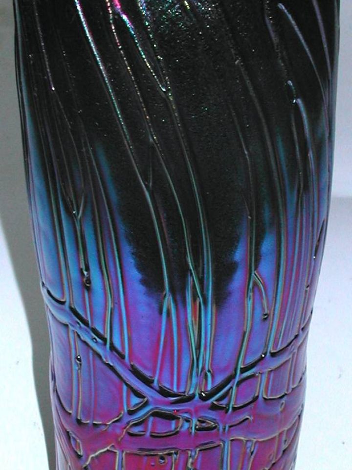 Ü 88.14.1. Nara üvegváza, 1985, fúvott, irizáló felületű színezett üveg, üvegszál rátéttel plasztikusan díszített, M:32,5cm