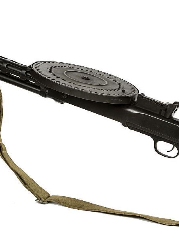 A szovjet gyártmányú 1928 M DP (Gyegtarjov) golyószóró,- néha DP-27 jelöléssel is jelzik