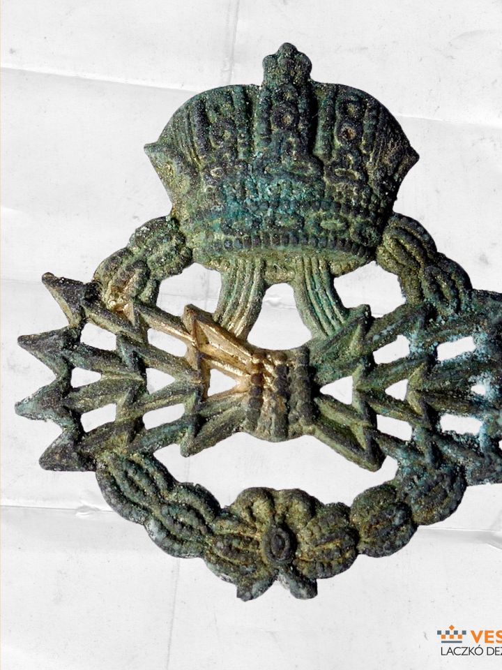 Osztrák–magyar távírász gallérjelvény (Laczkó Dezső Múzeum – Numizmatikai Gyűjtemény ltsz.85.10.110.)