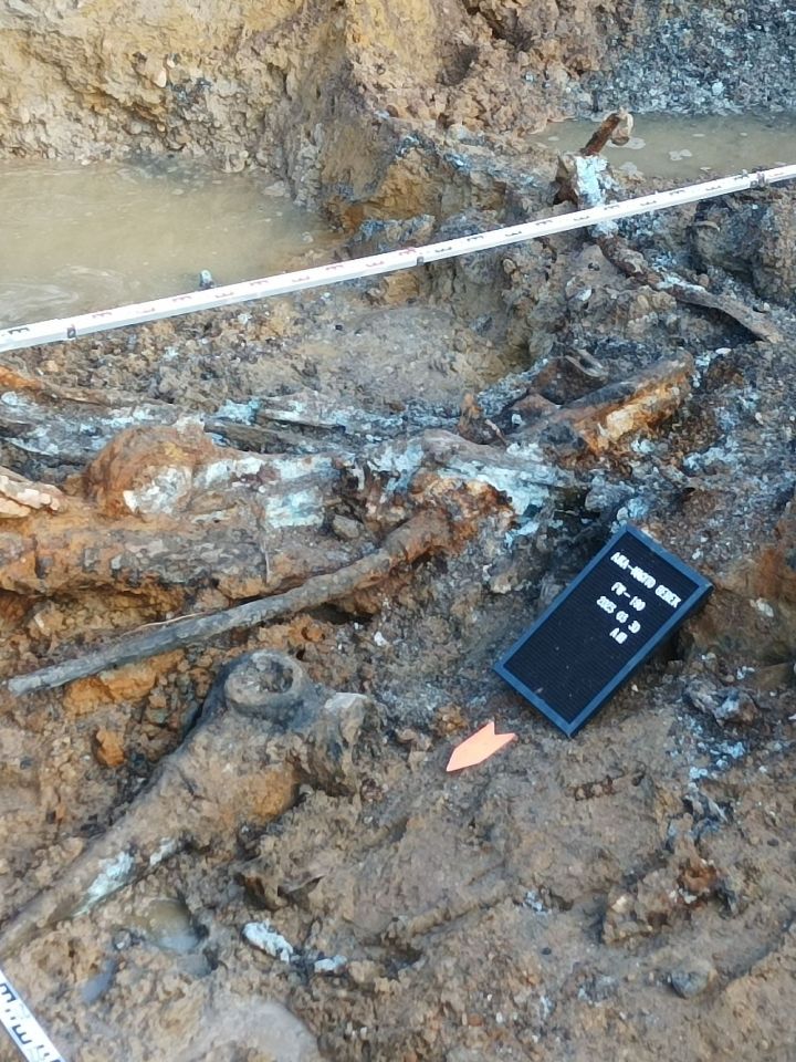 A csatarepülőgép 20 mm űrméretű MG-151 gépágyúja, mellette a légcsavaragy 2023. március