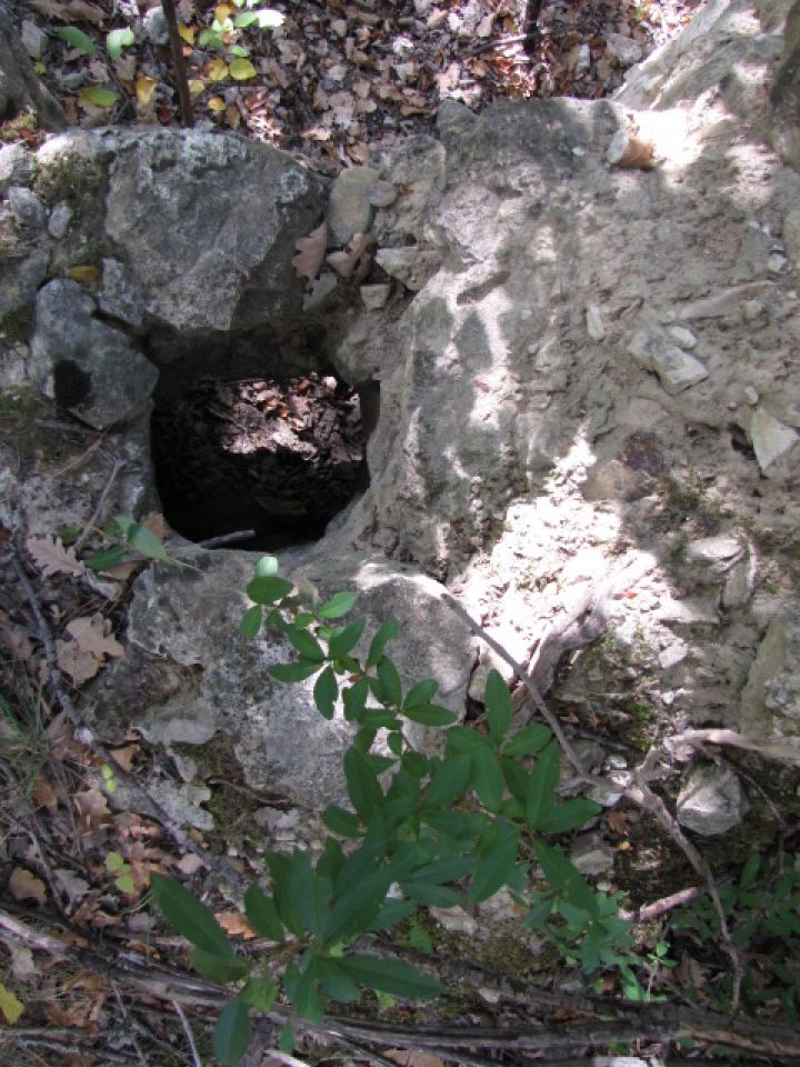 Mindez felülről. E rom lehetőséget ad a számunkra, hogy megfigyeljük a falban kiképzett füstcsatornát, melyet az épület oldalfalán „vágott” lyukon át vezettek ki a szabadba.