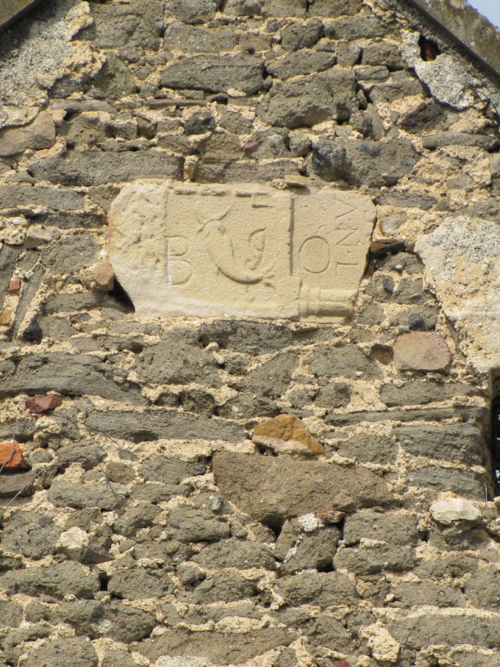 ...melynek darabja egy helyi pajtának – az egyik legpatinásabb helyi família, a Neuperger család - az oromfalába került befalazásra, kis kutakodással könnyen rábukkanhatnak!