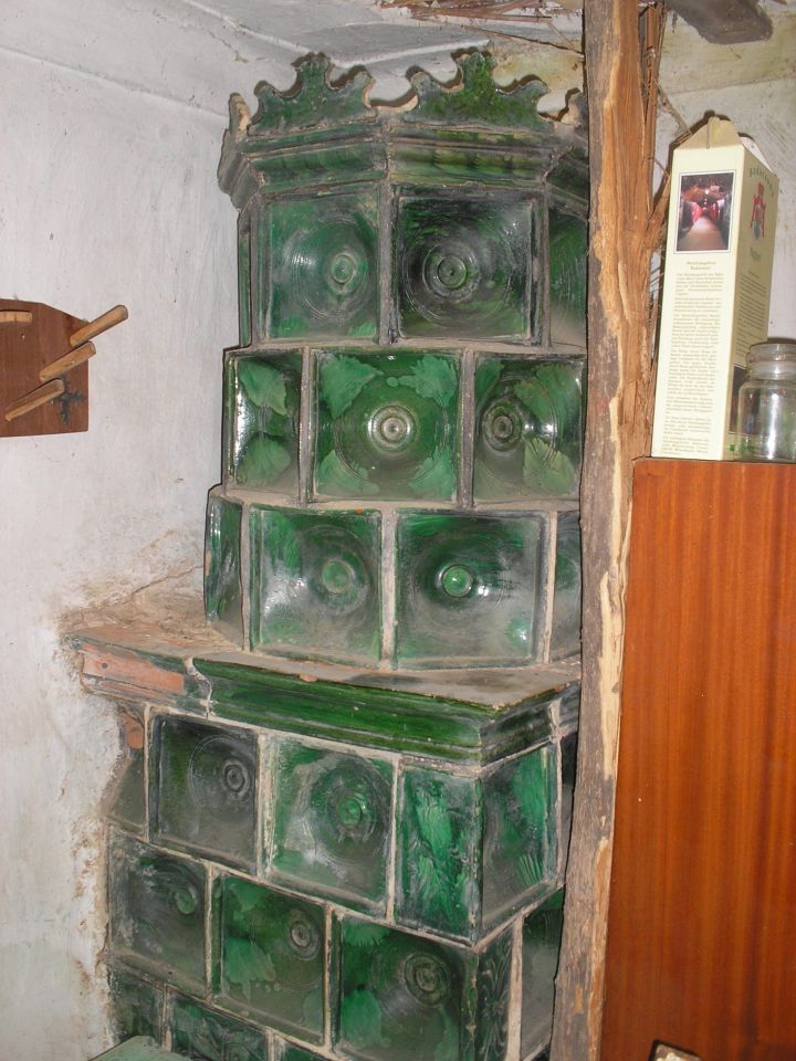 Eredeti helyén, épségben fennmaradt szemeskályha az akali Les-hegyen, a kisdörgicsei Kovács család présházának szobájában. Leszármazottaik féltve őrzik e kincset.