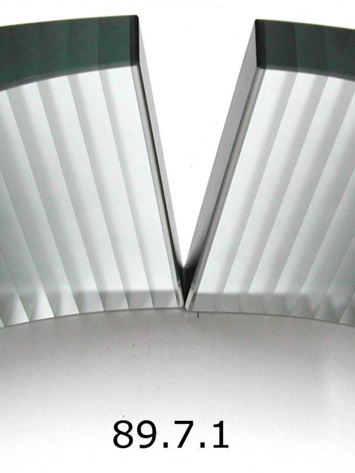 Ü.89.7.1. Feszültség, 1987, ragasztott, csiszolt, savazott üveg, M : 14cm, SZ : 34cm, H : 14cm