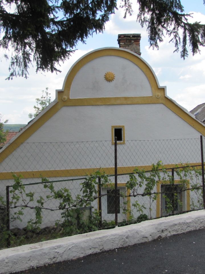 „Parasztbarokk” homlokzatkiképzésű lakóház, ma nyaralóként funkcionál.