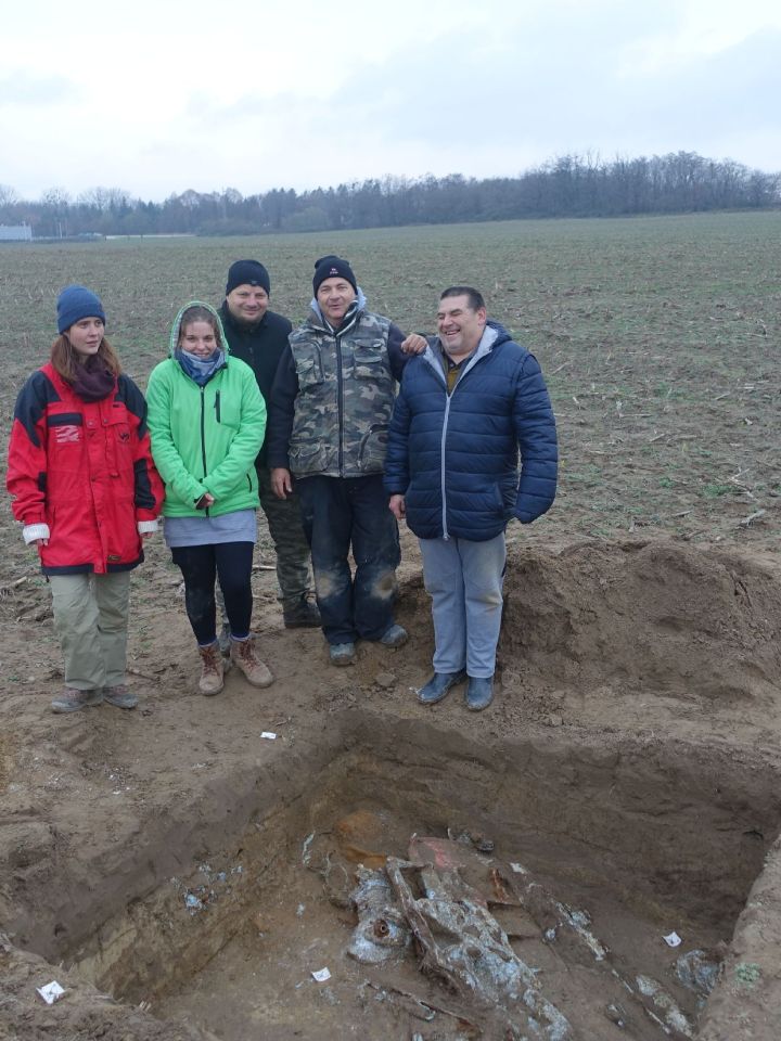 Az A1 szelvény feltárásakor közreműködő önkéntesek: Balatincz Anna, Fekete Fruzsina, Varga László, Pálffy Sándor, Kaszás Zsolt 2022. december