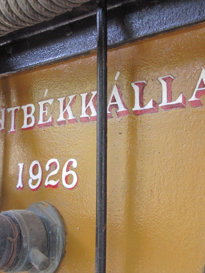 Felirat a felújított községi tűzoltókocsin.