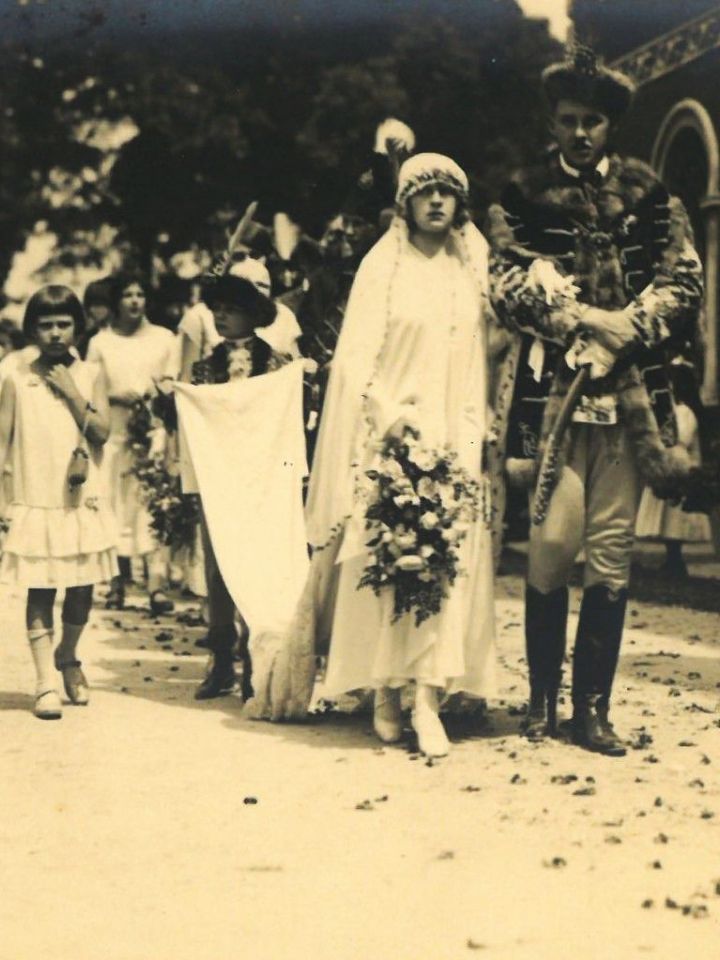 Az ifjú főrangú pár a templomba menet (vagy jövet) (LDM–TFGy ltsz. 69.1929.)