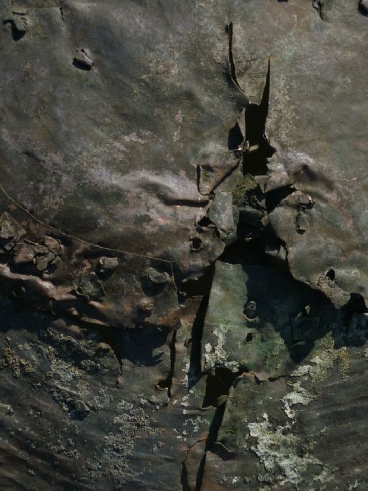 Az üst töredéken található szegecselt javítások