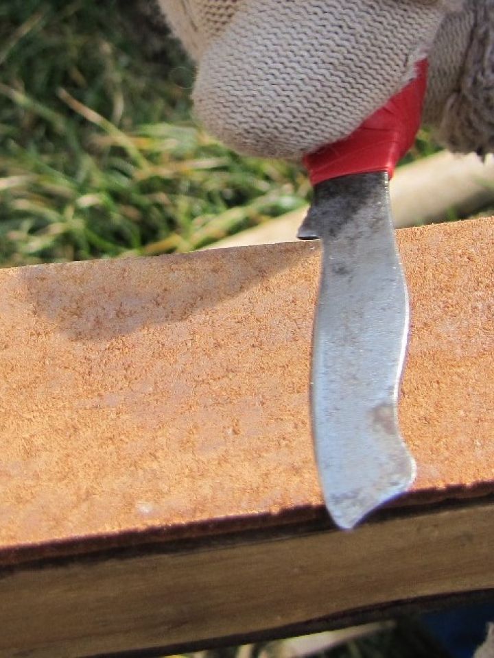 A megfent szemzőkés élét még párszor lehúzzuk a fenőszíjon, hogy valóban borotvaéles legyen a penge.