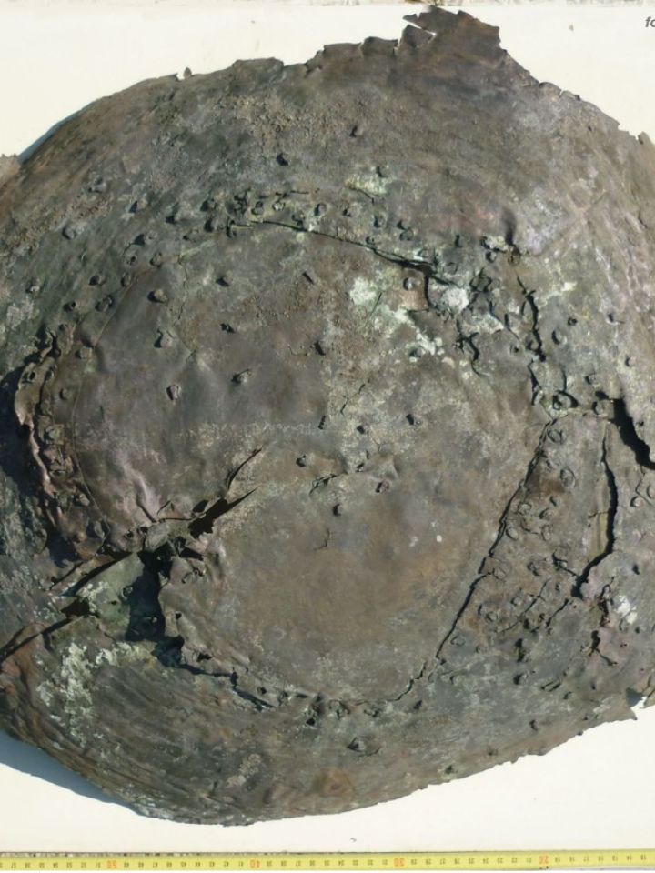 Felsőörs Ányosháza a farkasfog szegecseléses technikával  készített római rézüst töredék alsó része