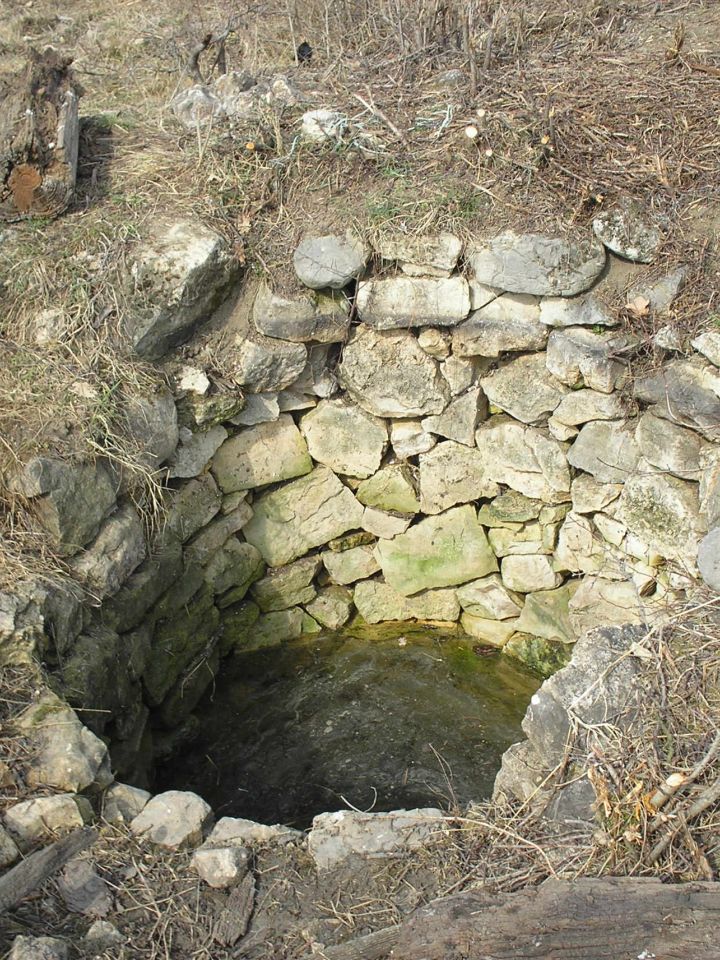 A kőből kirakott Ó-, vagy Szarvas-kút az akali-dörgicsei Pósa-dűlőben.