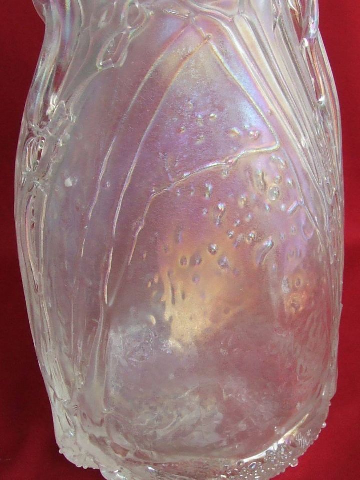 Ü 92.2.1. Váza, évszám nélkül, fúvott, irizáló felületű átlátszó üveg, üvegszál rátéttel plasztikusan díszített, M:24cm