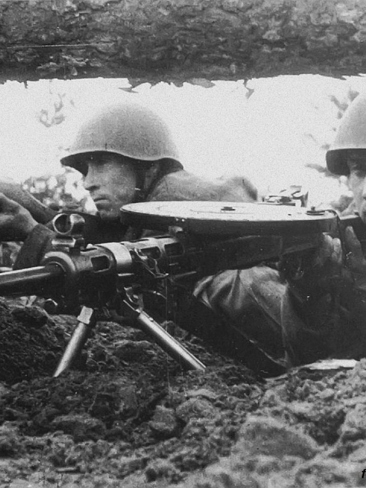 Szovjet lövészek tüzelőállásban az 1928 M DP golyószóróval