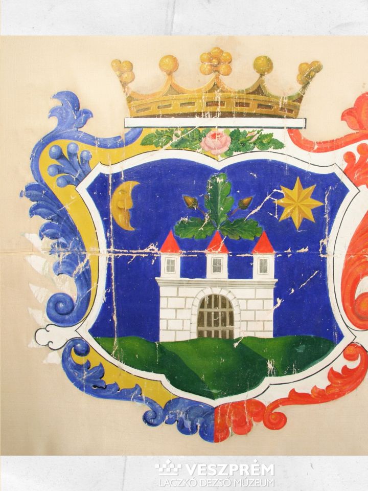 Veszprém vármegye címere a zászlón