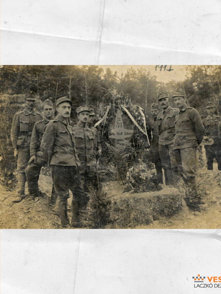 Undl János cs. és kir. 19. (győri) gyalogezredbeli tiszthelyettes (†1916. jún. 29.) sírja. Körülötte bajtársai. (Laczkó Dezső Múzeum – Történeti Fényképgyűjtemény ltsz. 92.5.1.)