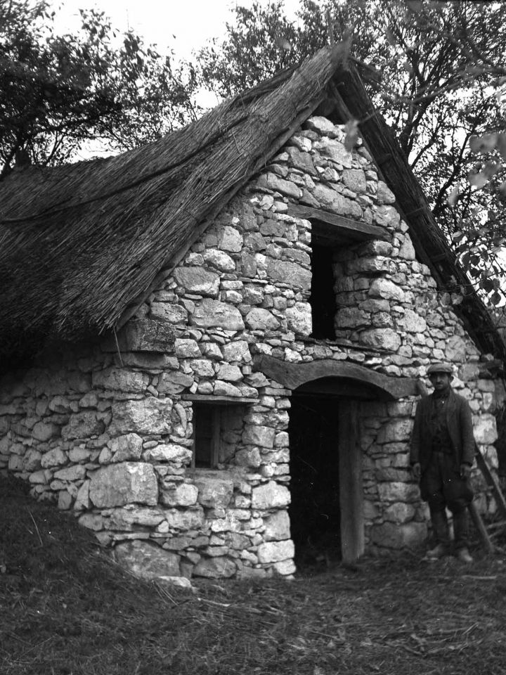 Vakolatlan présház. Ritka, hogy az épületeket vakolatlanul hagyták, esetünkben ez a szerencsénk, hiszen így remekül megfigyelhető a falazat struktúrája. 9983. Vajkai Aurél felvétele, Balatonakali.