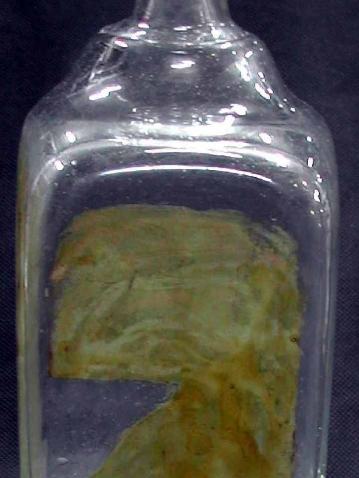 Ü.2002.3.3. Pincetok, 2002, formába fújt hutaüveg, M:26,5cm, SZ:13cm