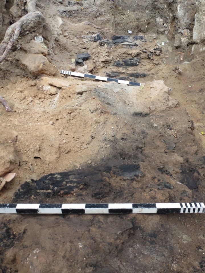 Szenült gerendamaradványok a torony omladékában