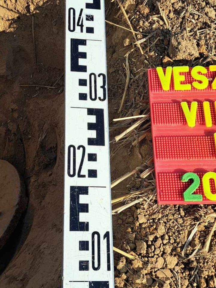 Az 1928 M DP golyószóró tányértára mércerúd mellett