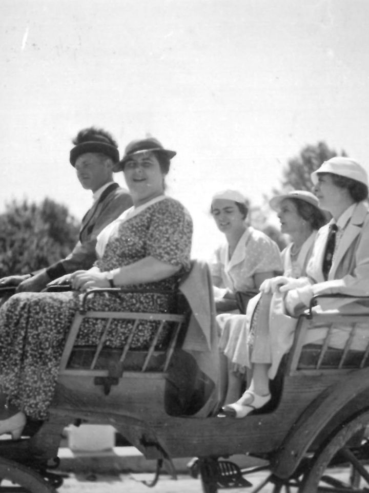 gr. Niczky László és gr. Pejacsevich-Mikó Mária esküvője. Az esküvőre menet. Elől a kocsis mellett: gr. Niczky László édesanyja, hátul balról jobbra: gr. Pejacsevich-Mikó Mária, gr. Andrássy Sándorné(?), gr. Pejachevich-Mikó Erzsébet (LDM–TFGy ltsz. 69.29