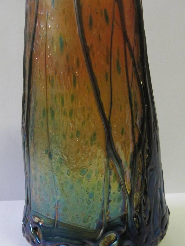 Ü 90.17.1. Váza, 1990 március, fúvott, irizáló felületű színezett üveg, üvegszál rátéttel plasztikusan díszített, M:27,8cm