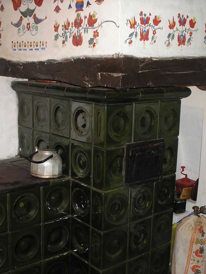 Újragondolás. Présházépület présház (ami a falusi ház konyhájának felel meg) helyiségének füstfogója alá beépített rakott tűzhely kályhaszemekből.