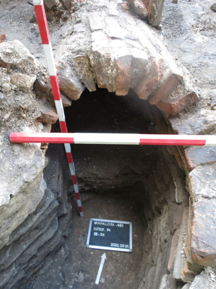 A téglával boltozott barokk csatorna metszete