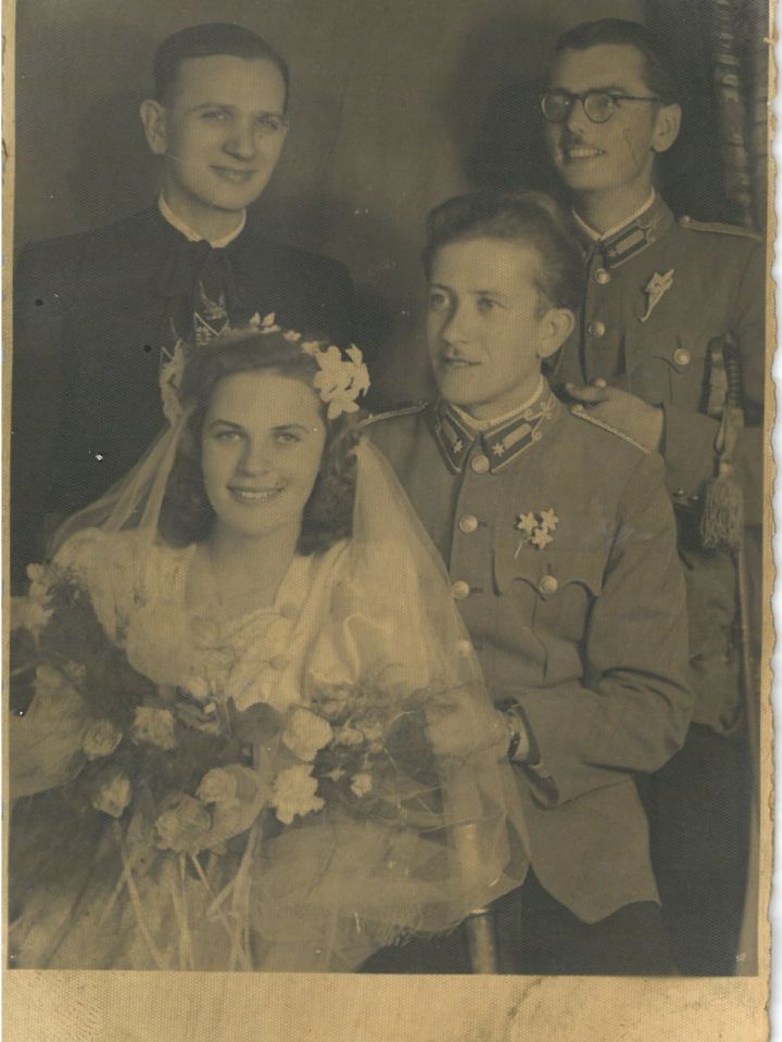 Józsi zászlós és menyasszonya tanúikkal Szabadka 1941