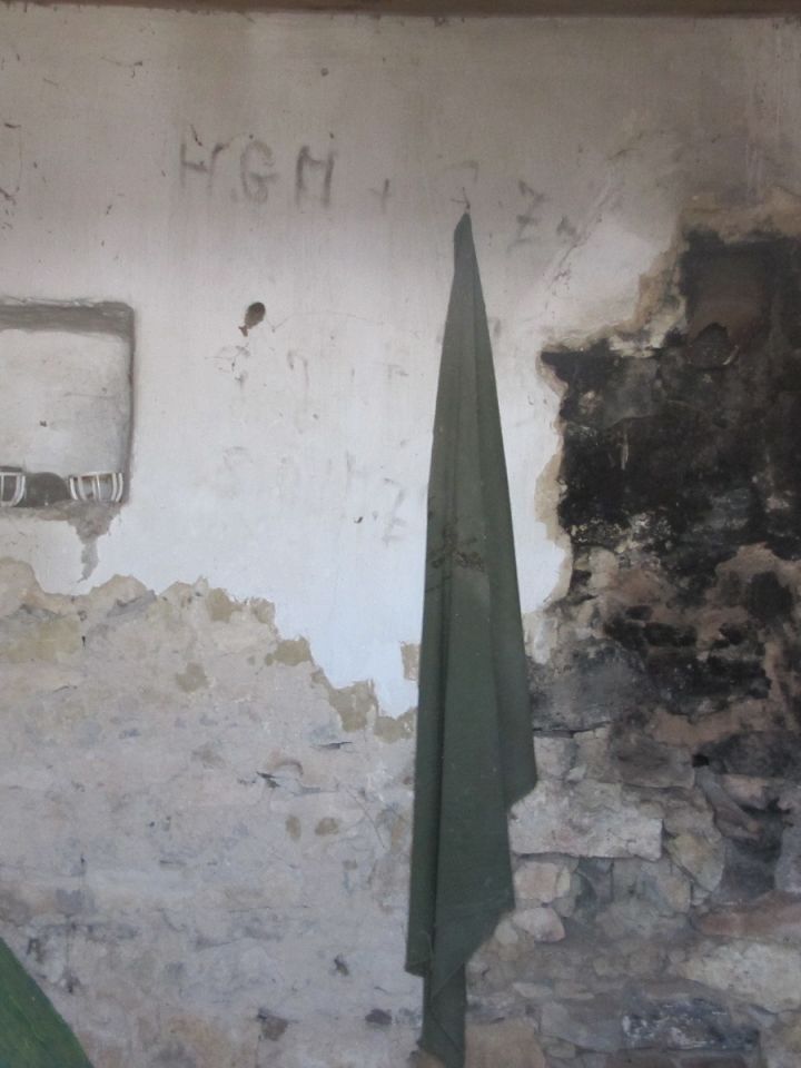 A falon remekül megfigyelhető az egykori fűtőberendezés – hűlt – helye… Tagyon-hegy.