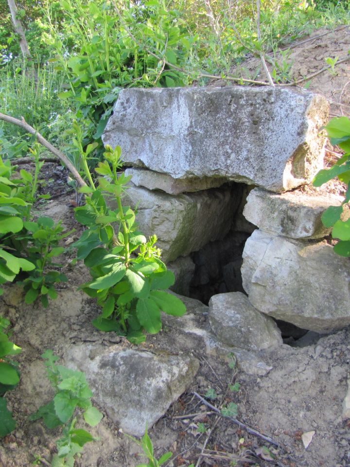A szőlősi pince kövekből összeépített eredeti szellőzőnyílása. 