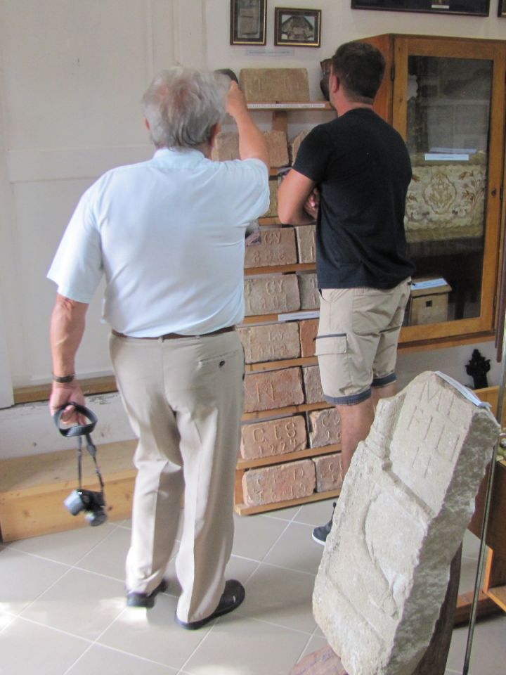 A helyi téglagyár egykori termékei a rajtuk lévő T Gy monogramról könnyen beazonosíthatók.