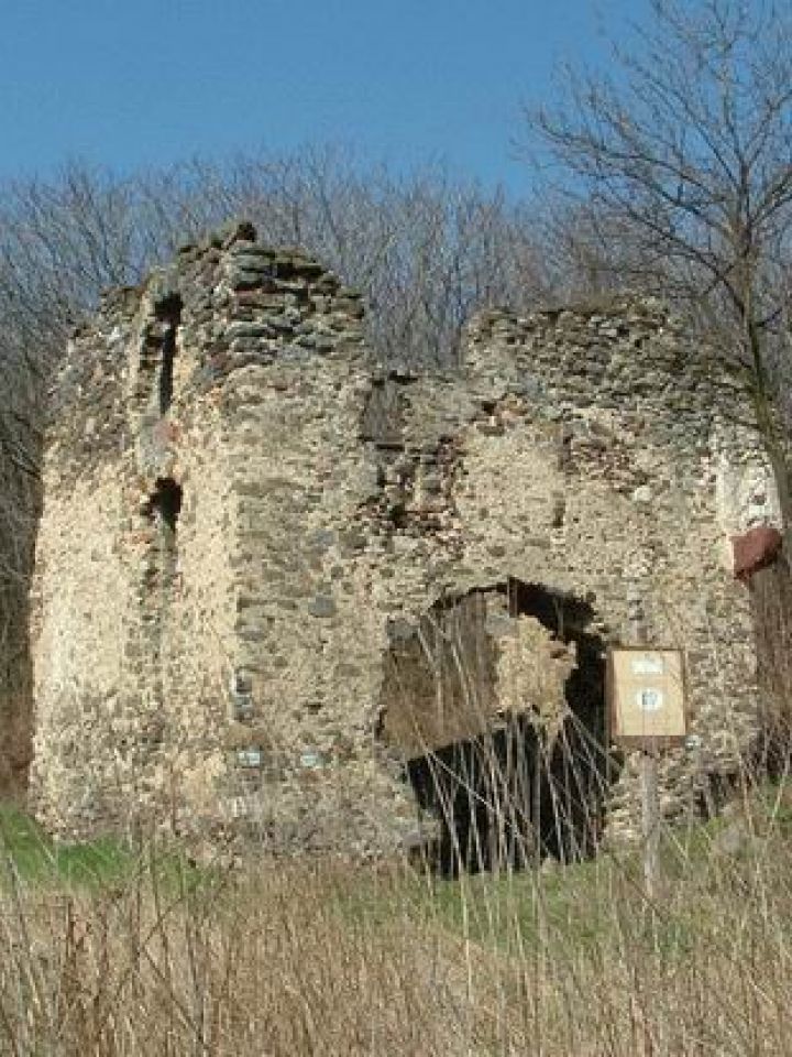 A Velétei-palotarom Szentbékkálla határában. A módosabb rétegeknél díszítésül egy-egy elemet máshonnan hozatva tették rangosabbá épületüket.