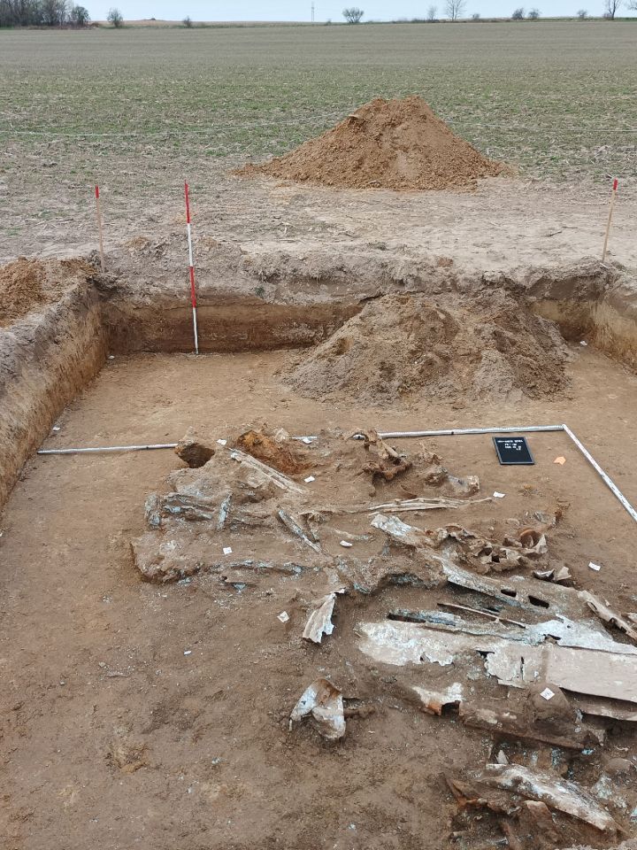 Az A 3 szelvény a feltárt FW-190 F8 csatarepülőgép maradványaival, elöl az egyik szárny. 2023. március