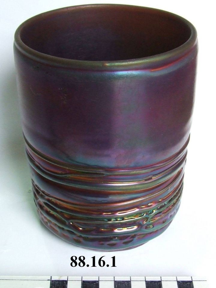 Ü 88.16.1. Tavirózsás váza, 1988, fúvott, irizáló felületű színezett üveg, üvegszál rátéttel plasztikusan díszített, M:15cm