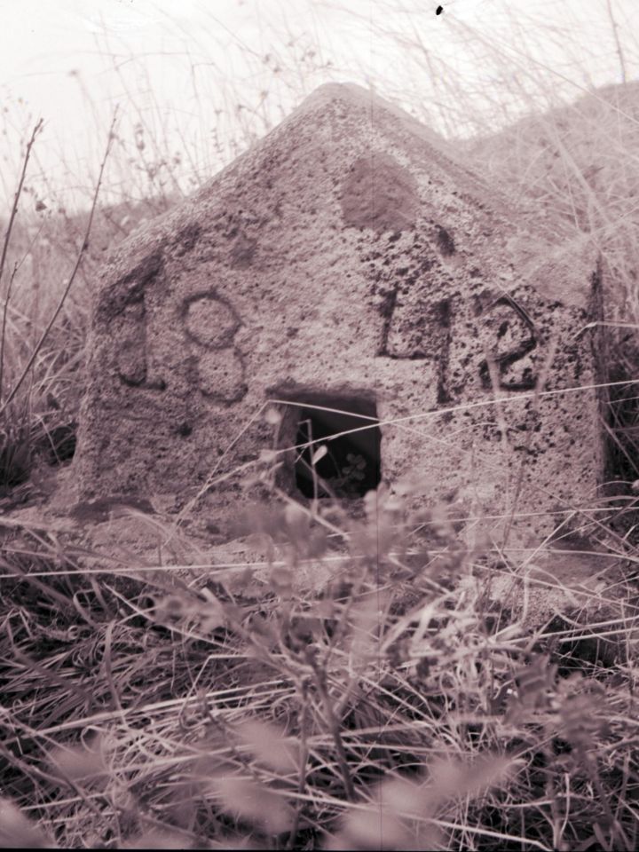 Pince szellőzőnyílása Lovason. Laczkovits Emőke felvétele 1983-ból. N7940.