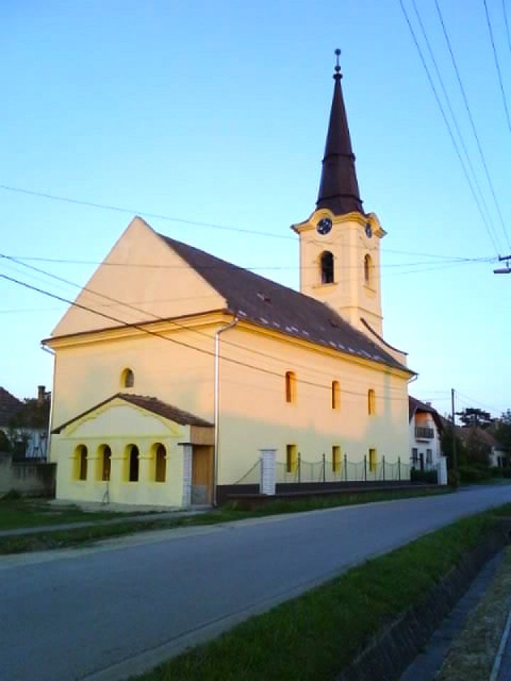 Adventkor egy szép terítőt tenni az asztalra …,  fölötte gyertyás koszorúval