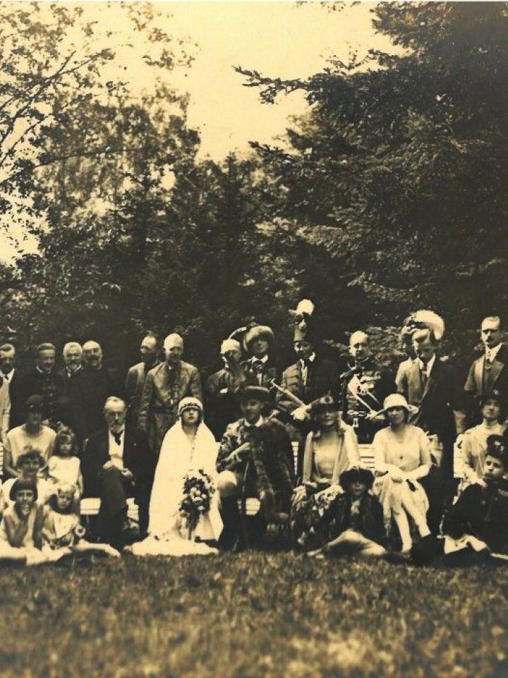 A főrangú esküvő résztvevői az ifjú párral (LDM–TFGy ltsz. 69.1954.)