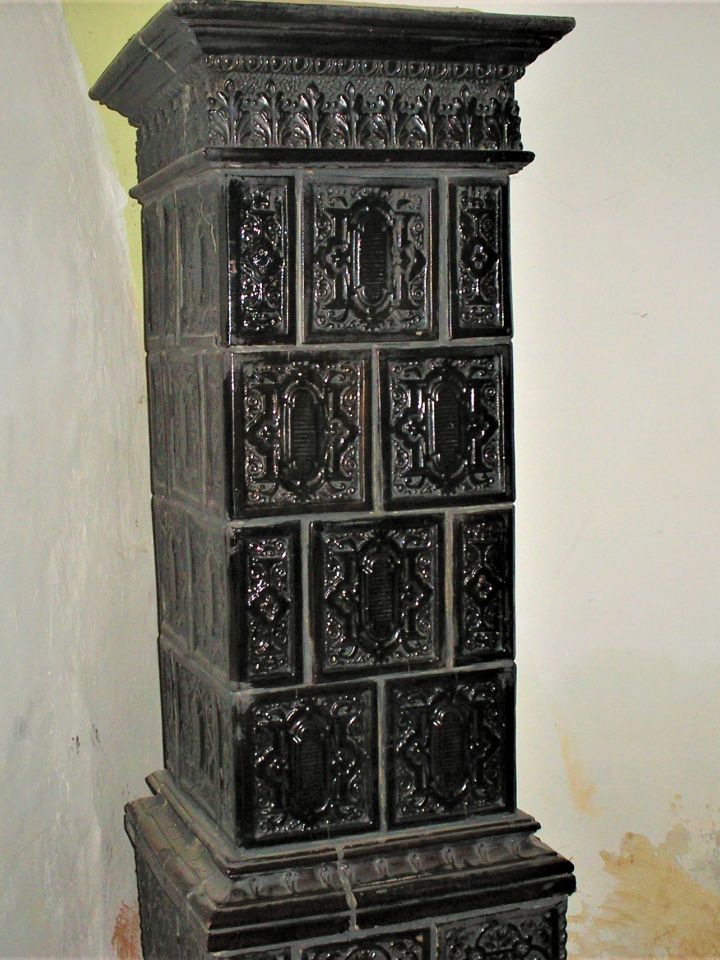 Oszlopkályha az egykori balatoncsicsói római katolikus plébánián, ma Nivegy-házban. Nivegy-völgy szerte népszerű kályhatípusnak számított e sötétbarna csempekályha, mely több jómódú parasztpolgári házban, illetve présházban napjainkig fennmaradt.