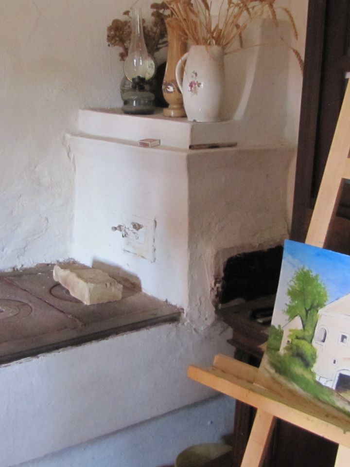 Hagyományos, téglából rakott takaréktűzhely, ami a sütés, főzés mellett az adott helyiség fűtéséért is felelős volt. Balatonudvari, Les-hegy, Fürtös-pince.