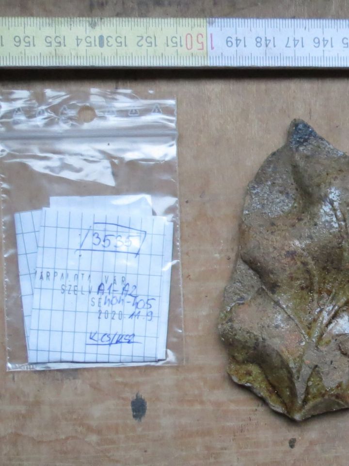 Kályhacsempe töredéke