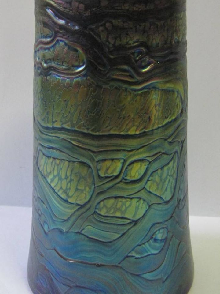 Ü 90.18.1. Váza, 1990 március, fúvott, irizáló felületű színezett üveg, üvegszál rátéttel plasztikusan díszített, M:26cm